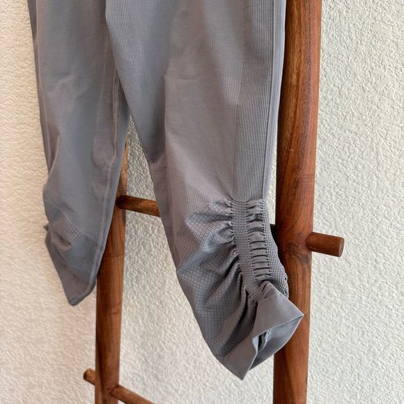 Lululemon Awakening Crop Taryn Toomey Collection Seamless Legging Sz 10 Ice Grey - Picture 6 of 12